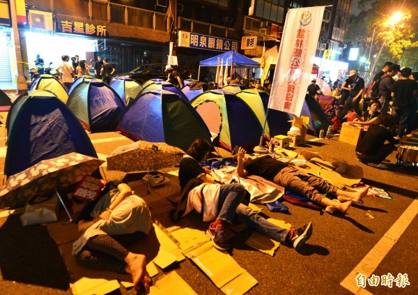 抗議總統府年金改革委員會違憲，夜宿立法院，晚間在立法院外搭起帳篷或就地躺下就寢。（記者王藝菘攝）