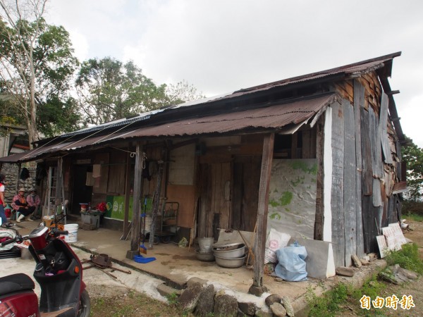 王文成住的老師早已殘破不勘。（記者王秀亭攝）