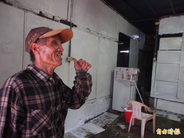 看著重新粉刷的客廳，王文成開心比讚，感謝義工的幫忙。（記者王秀亭攝）