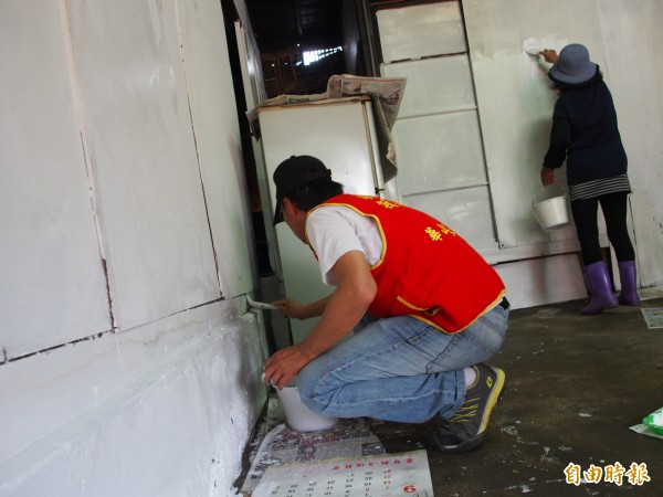 瑞源基督長老教會及華山基金會發動義工修繕老翁住宅。（記者王秀亭攝）