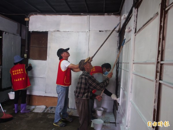 瑞源基督長老教會及華山基金會發動義工幫忙王文成整理住家。（記者王秀亭攝）