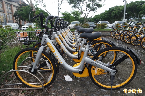 東華大學推出「oBike」自行車，試營運期間共提供250台車讓師生、民眾免費體驗，5月起正式收費。（記者王峻祺攝）