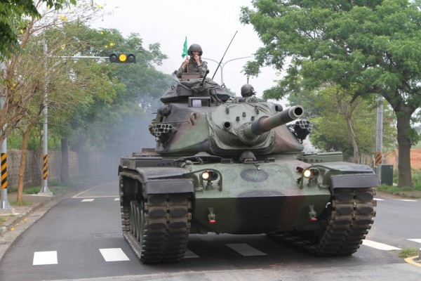 上街的戰車裝上加厚橡膠墊片，以免路面被破壞。（十軍團提供）