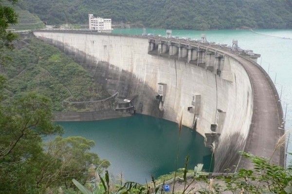 翡翠水庫位於新店溪支流北勢溪下游，是大台北地區主要供水源。（圖由北市府翡翠水庫管理局提供）