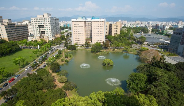 中興大學中興湖今早發現一具女性浮屍，該名女性年約60歲且身上有一卡通，警方正在調查身分。（圖截自中興大學官網）