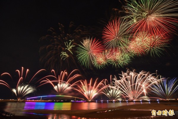 澎湖海上花火節開幕式，揭開今年觀光旺季序幕。（記者劉禹慶攝）