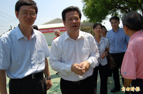 中國國台辦前副主任龔清概（左2）去年底被依涉嫌受賄遭起訴，今日被處以有期徒刑15年，沒收個人財產500萬元人民幣。（資料照，記者楊金城攝）