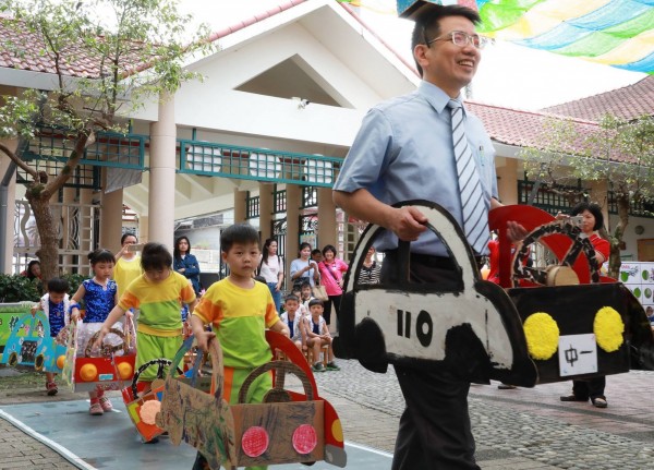 宜蘭市立幼兒園邀請宜蘭監理站，至園區內進行「宜蘭監理站道安巡迴」活動，向學童宣導相關交通安全等知識。（宜蘭市公所提供）