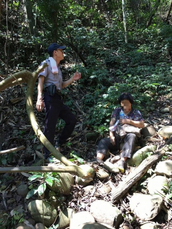 李姓阿嬤（右）走失誤闖山溝，2天1夜就靠零食、飲水果腹，所幸順利尋獲。（記者劉濱銓翻攝）