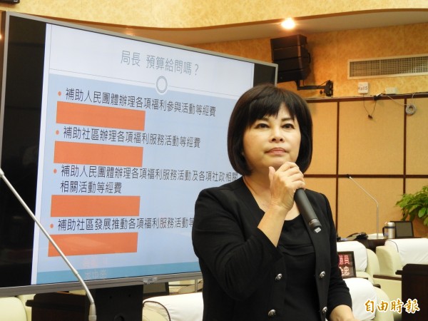 台南市議員賴惠員為老人共餐社區補助請命。（記者洪瑞琴攝）