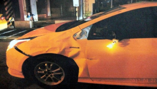 杜姓計程車駕駛的計程車遭側面撞擊。（記者王捷翻攝）