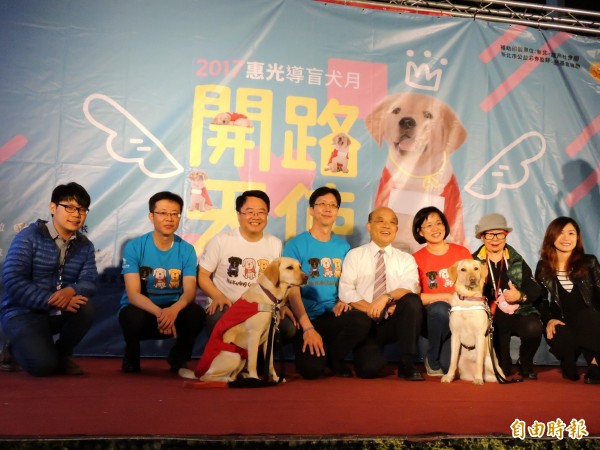 惠光導盲犬學校今天在板橋大遠百舉行導盲月宣導活動，呼籲社會營造視障者及導盲犬友善環境。（記者賴筱桐攝）