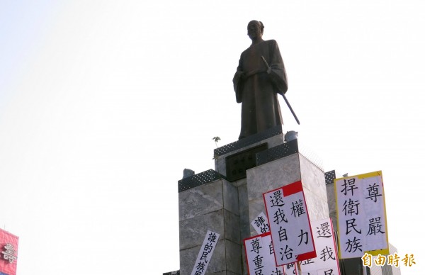 台南火車站前的鄭成功銅像，原住民長期以來一直提出質疑，是誰的民族英雄？要求拆除。（記者蔡文居攝）