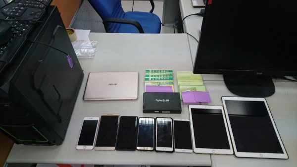 警方在趙男住處搜出他用來行騙的手機、平板等贓證物。(記者姚岳宏翻攝) 警方在趙男住處搜出他用來行騙的手機、平板等贓證物。(記者姚岳宏翻攝)
