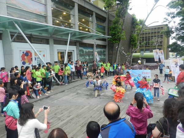 新生國小學童在台東誠品前快閃演出。（記者黃明堂翻攝）