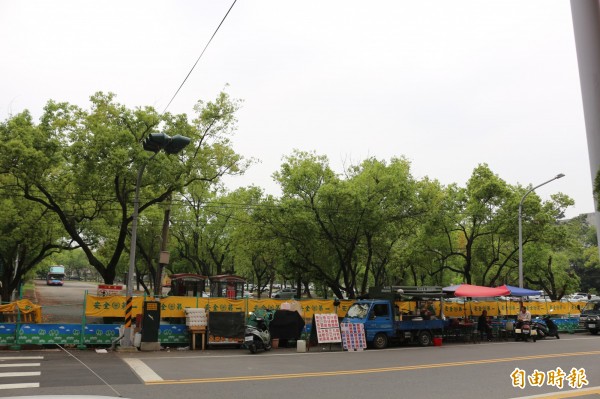 台大雲林分院前的攤販，將納入停車場管理。（記者詹士弘攝）