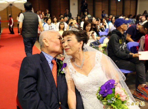 結婚60年，黃麗津親吻黃許仁愛表達愛意。（記者張菁雅攝）