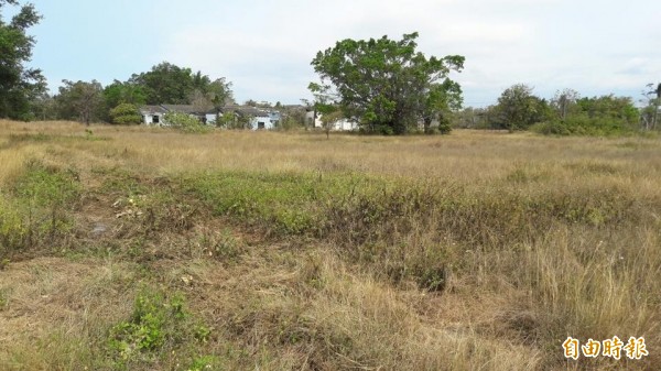 岡山二高村土地閒置逾10年，立委邱志偉要求儘速活化。（記者蘇福男攝）