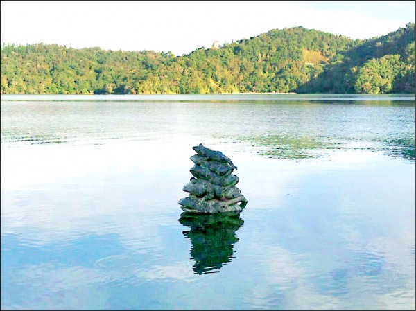 水利署指出，原本水情較為吃緊的水庫都陸續略有進帳，中北部有機會調整水情燈號。圖為二月的日月潭九蛙疊像。（資料照）