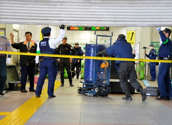 日本東京地鐵秋葉原車站驚見爆裂物，後來才發現其實是芳香噴霧機。（圖擷自《朝日新聞》）