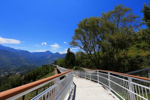 清境高空觀景步道可飽覽青山藍天美景。（南投縣府提供）