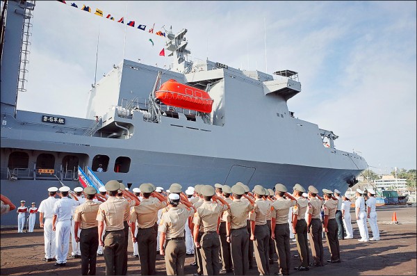 海軍敦睦艦隊十四日抵達南太友邦索羅門群島，艦隊舉行聯合升旗典禮，展現壯盛軍容。（取自我駐索羅門群島大使館官網）