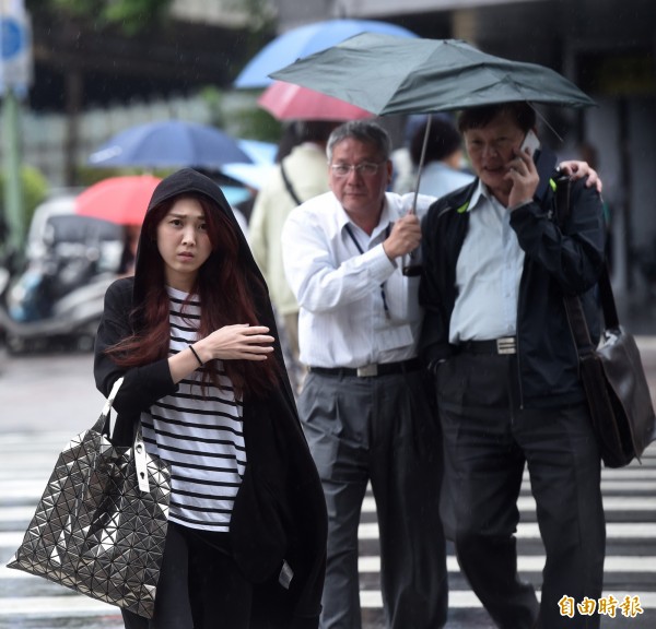 中央氣象局指出，今天（23日）上午受華南雲雨區東移影響，各地有雨，午後雨勢漸歇。（資料照，記者簡榮豐攝）