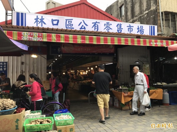 民國65年設置的林口公有零售市場，是僅占地180坪的老舊鐵皮屋，攤商近幾年爭取改建。（記者葉冠妤攝）