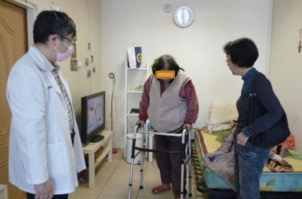 中風婦人接受中山附醫醫療團隊到宅診療和復健，現在能以助行器行走了。（中山附醫提供）