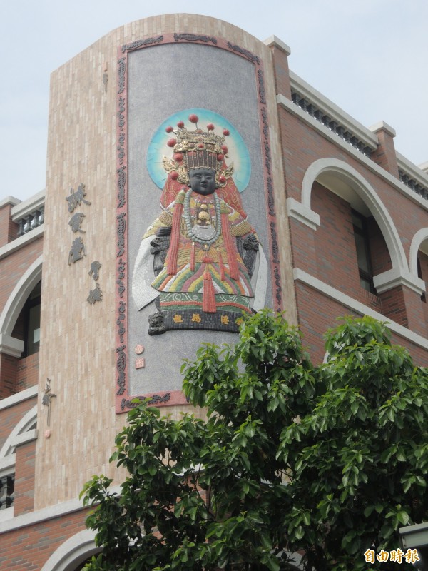 李姓民眾在新居外牆角落塑媽祖神像，庇佑家人與地方平安。（記者陳燦坤攝）