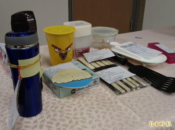 食品容器具7月新規定上路，含塑膠材質接觸面需清楚標示。（記者吳亮儀攝）