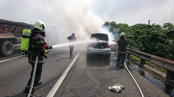 國道3號火燒車，消防人員馳往搶救。（記者李容萍翻攝）