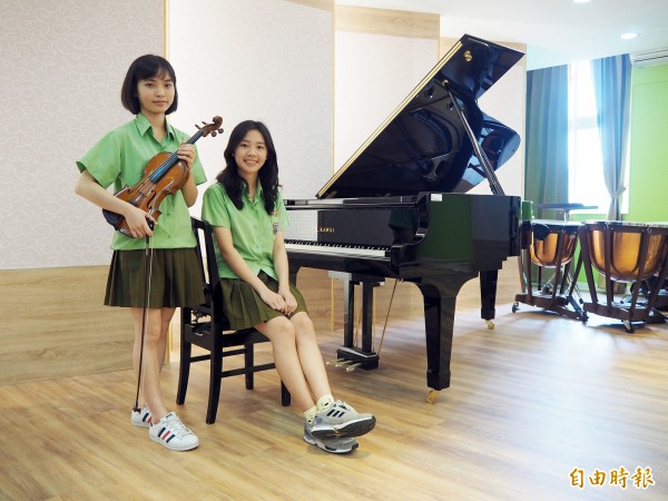 武陵高中音樂班三年級的王芝鈞（左）和李庭毓（右），分別錄取美國知名音樂學院及考取師大音樂系鋼琴組榜首。（記者陳昀攝）