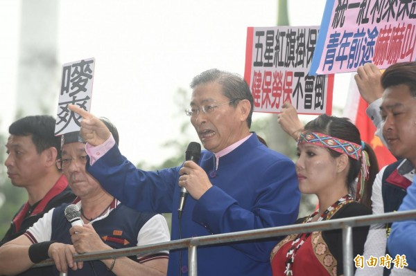 中華統一促進黨主席張安樂率領群眾到立法院外抗議年改，群眾揚言發起斬首行動。（記者廖振輝攝）