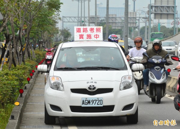 無黨籍立委趙正宇今質詢汽車駕照考試增加路考項目，駕訓班報名費是否會因此調漲；交通部公路總局副局長黃運貴指出，目前正委託國立交通大學評估中。（資料照，記者王藝菘攝）