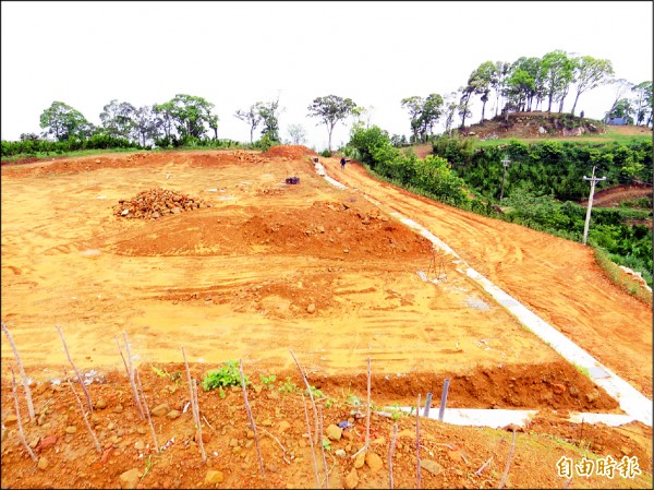 新竹縣尖石鄉義興村馬胎部落上方稜線的山頭被開挖夷為平地，檢警懷疑破壞水土保持，已展開調查。（記者蔡孟尚攝）