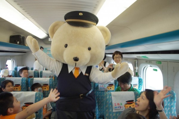 高鐵公司曾推親子車廂，由高鐵熊歡迎旅客搭乘。（圖由高鐵公司提供）