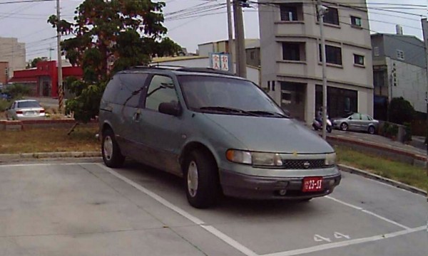 黃男開著未懸掛監理單位核發車牌的客車，二度在苗栗縣頭份市被警方攔查，他第一次被開單，第二次被開單、扣車。（記者彭健禮翻攝）