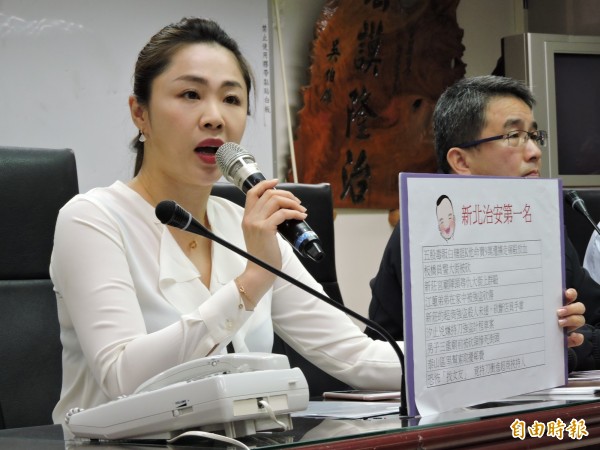 新北市議員李婉鈺說，新北市自豪治安是六都第一，卻是黑幫組織囂張無視警察局的存在，挑戰公權力、無法無天、恣意妄為，要讓民眾如何自保。（記者何玉華攝）