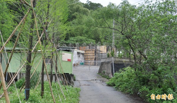 「定烽煙火公司」最近又申請新建並施做中，引發居民反彈。（記者彭健禮攝）