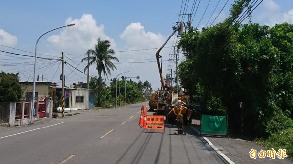 台電人員正在林邊鄉進行電力系統整合（記者葉永騫攝）