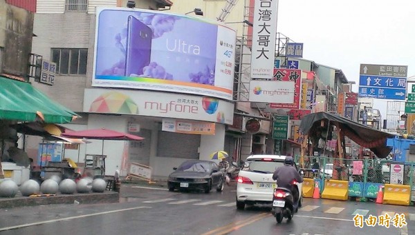 南投市民族路正進行污水下水道工程，導致彰化客運公司公車路線被迫改道。（記者謝介裕攝）