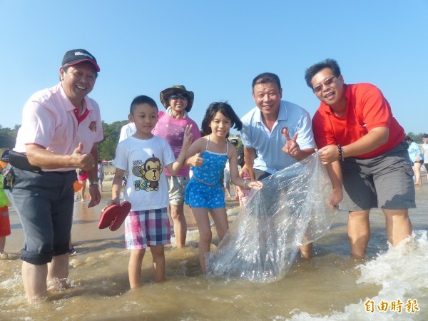 「花蛤季」是金門炎炎夏日的重要活動，縣環保局為讓遊客玩得開心、吃得安心，長期對海域水質進行監測把關。（檔案照　記者吳正庭攝）