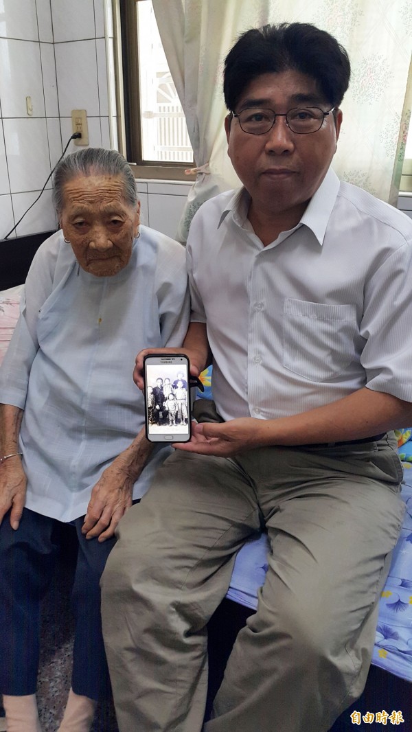 108歲人瑞葉小姣與兒子沈妙壽捐出大陳義胞的老照片。（記者陳文嬋攝）