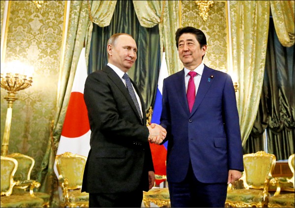 日本首相安倍晉三（右）訪俄，廿七日在克里姆林宮與俄羅斯總統普廷（左）進行會談，這是兩人第十七次正式會談。（路透）