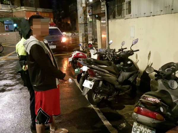 陳姓男子凌晨偷車，騎車不到2分鐘就被土城警分局員警查獲。（記者吳仁捷翻攝）