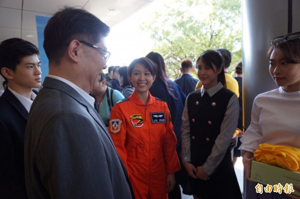 國防大學政戰學院院長余宗基女余治賢（著飛官服者）。（記者涂鉅旻攝）