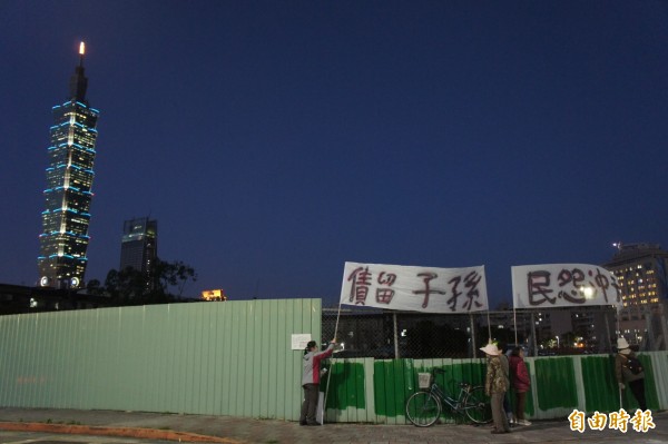 六張犁舊陸軍保養廠AB基地規劃興建公共住宅，但當地民眾希望維持綠地，不要破壞景觀。（記者黃建豪攝）