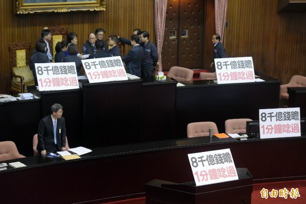 立法院國民黨團今日一早全面霸占立院議場主席台，揚言「今天會就不要開了」，民進黨團總召柯建銘不滿表示，希望國民黨好好來談，不是全盤否決，立法院要建立新秩序。（記者黃耀徵攝）