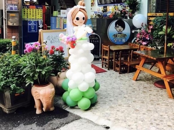 葉男以抹布遮住車牌行竊，偷走早餐店大象盆栽。（記者鄭淑婷翻攝）